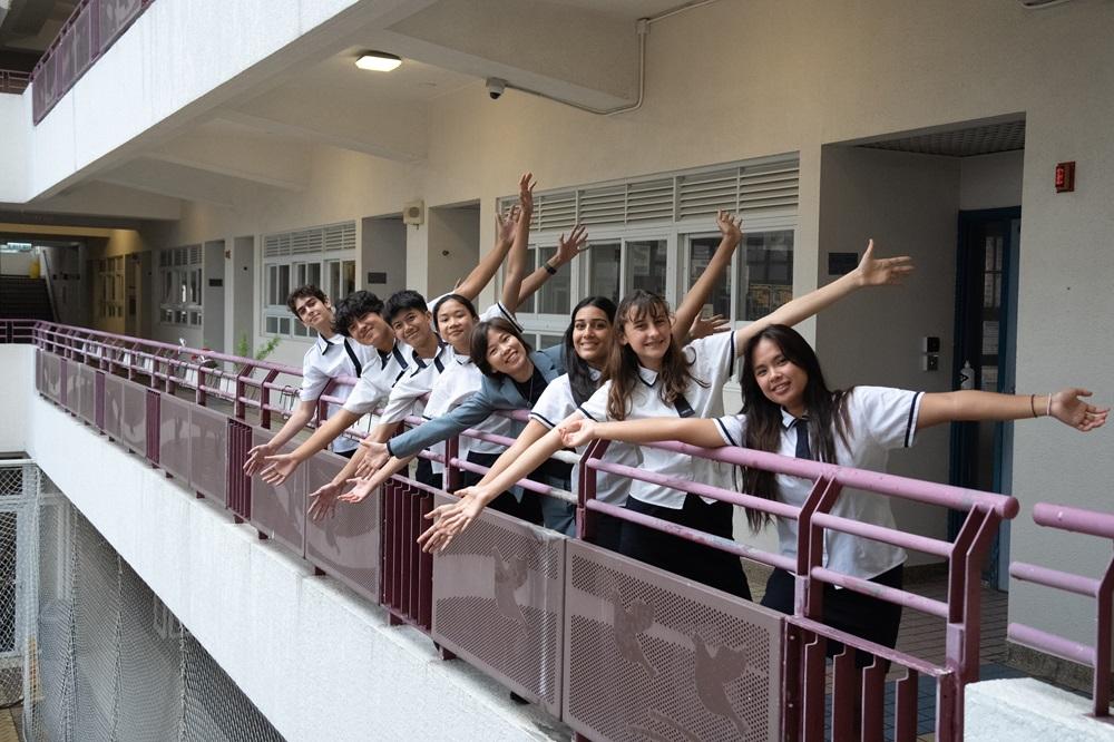 港青基信書院校長盧裕敏與學生合照。