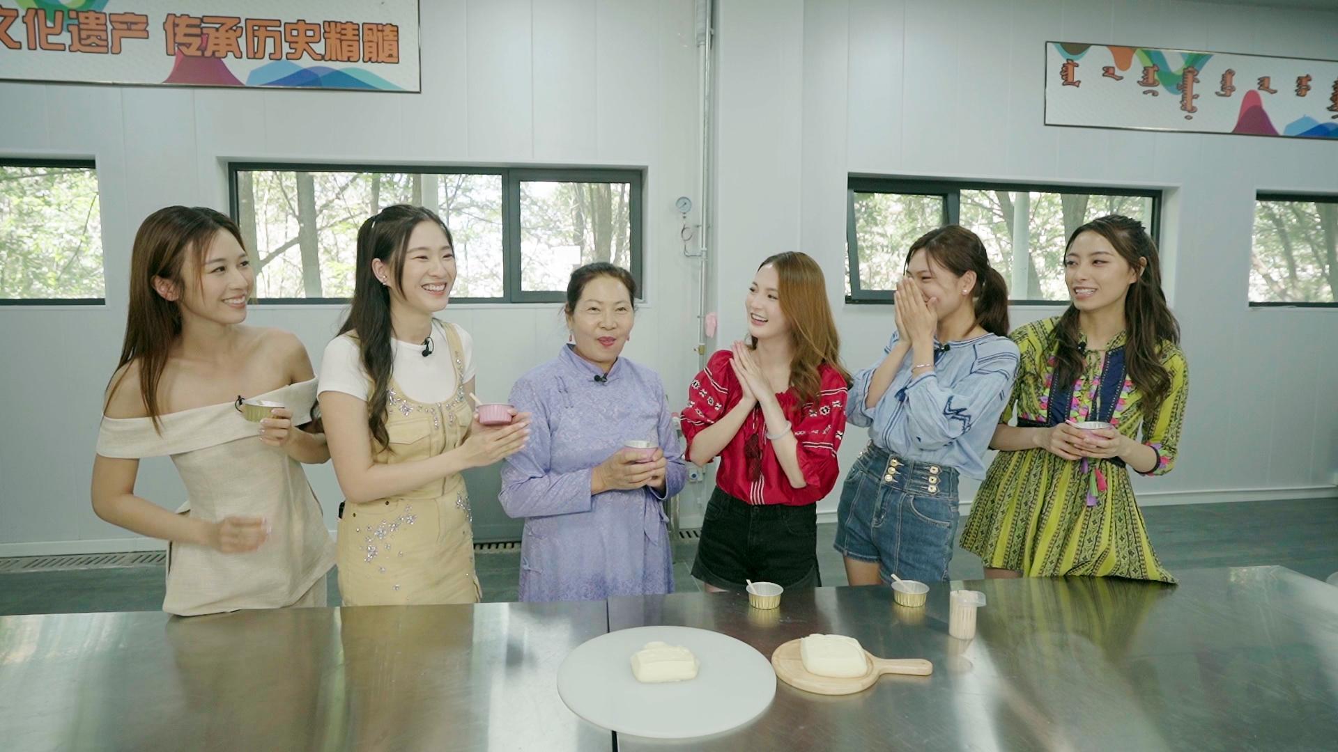 大家認真學習製作查干伊德。