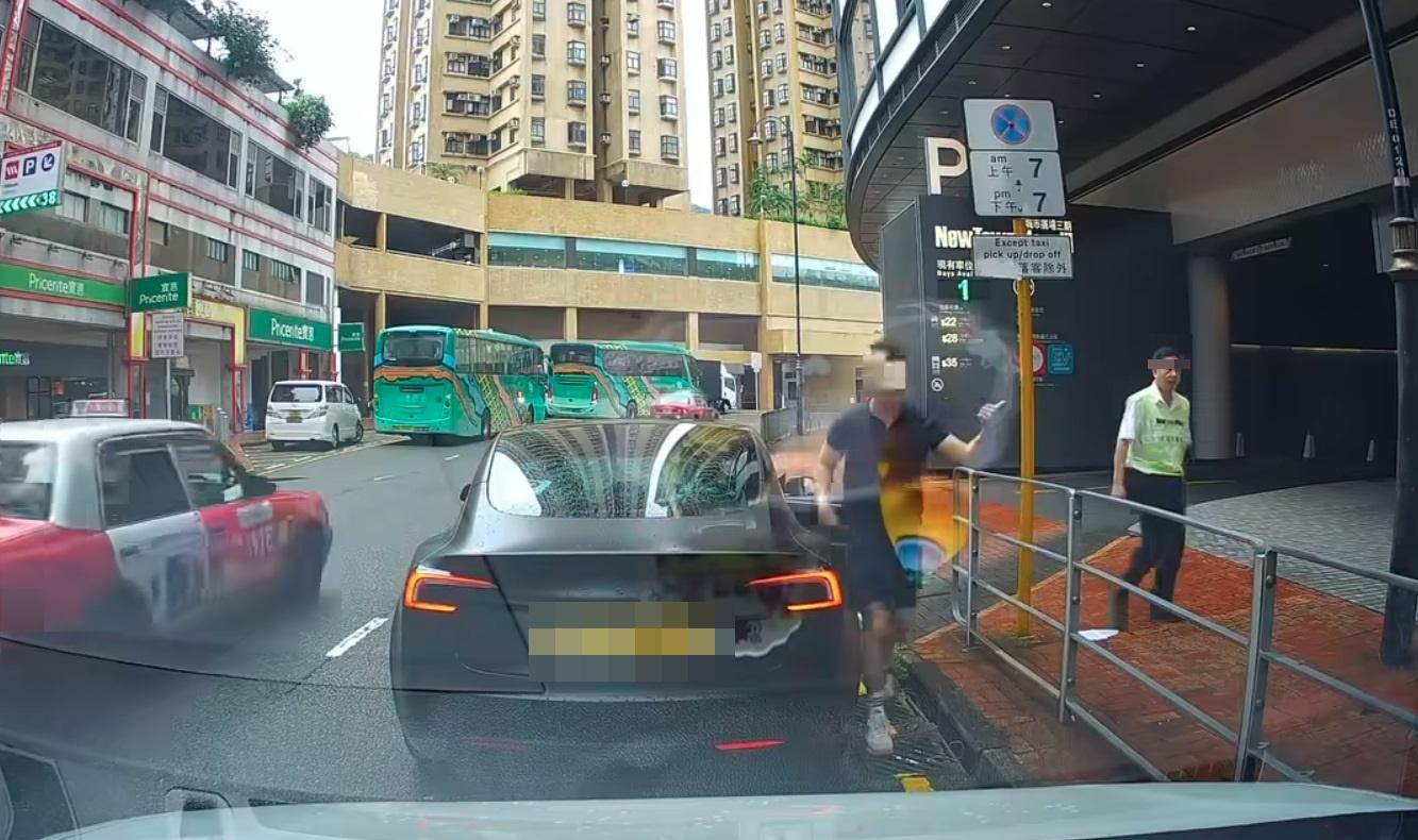 車Cam直擊|Tesla車主落實與拍片司機爭論。(網片截圖)
