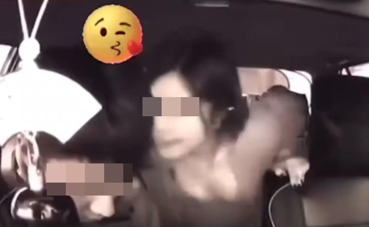 女乘客俯身前去親吻的士司機。(網片截圖)