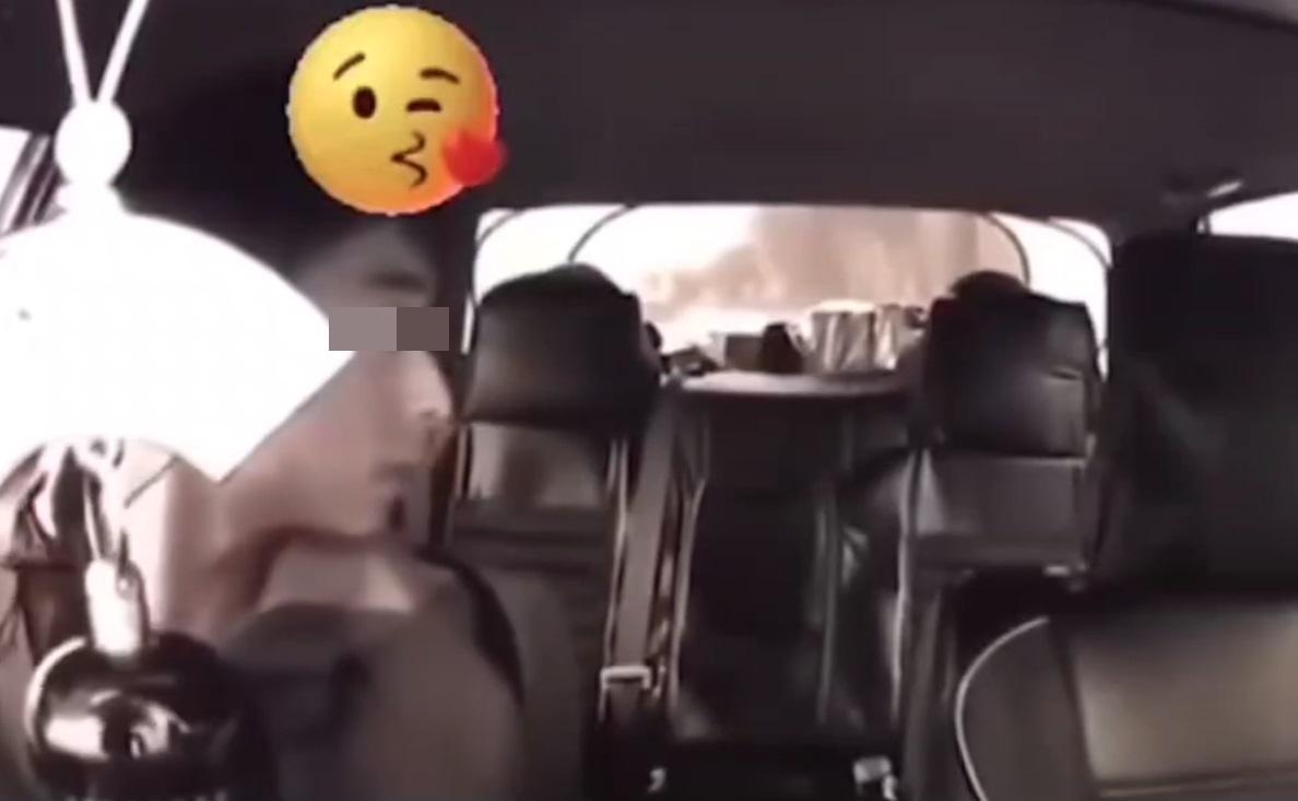 的士司機目送女子落車離去。(網片截圖)