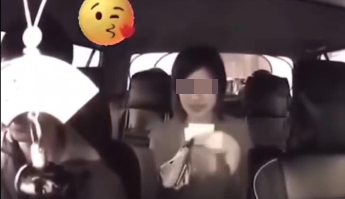 女子拿出500元紙幣。(網片截圖)