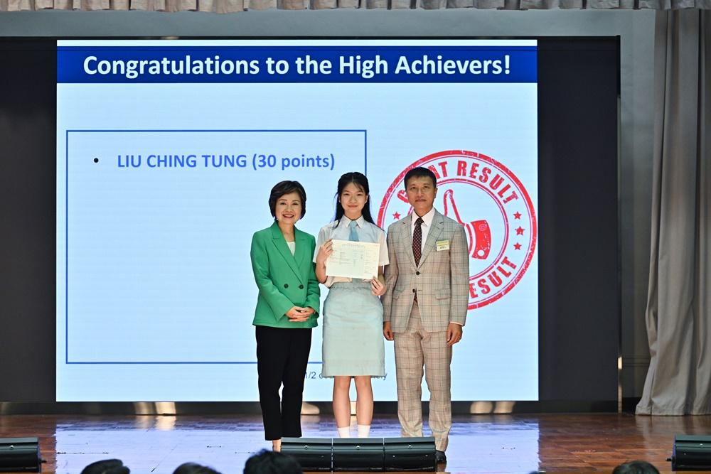 DSE放榜2024|蔡若蓮到訪賽馬會體藝中學,頒發考試成績通知書予成績優異的學生。(政府新聞處圖)