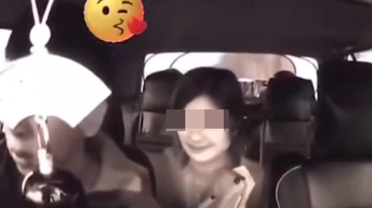 女子流露微笑,神情頗為親密。(網片截圖)