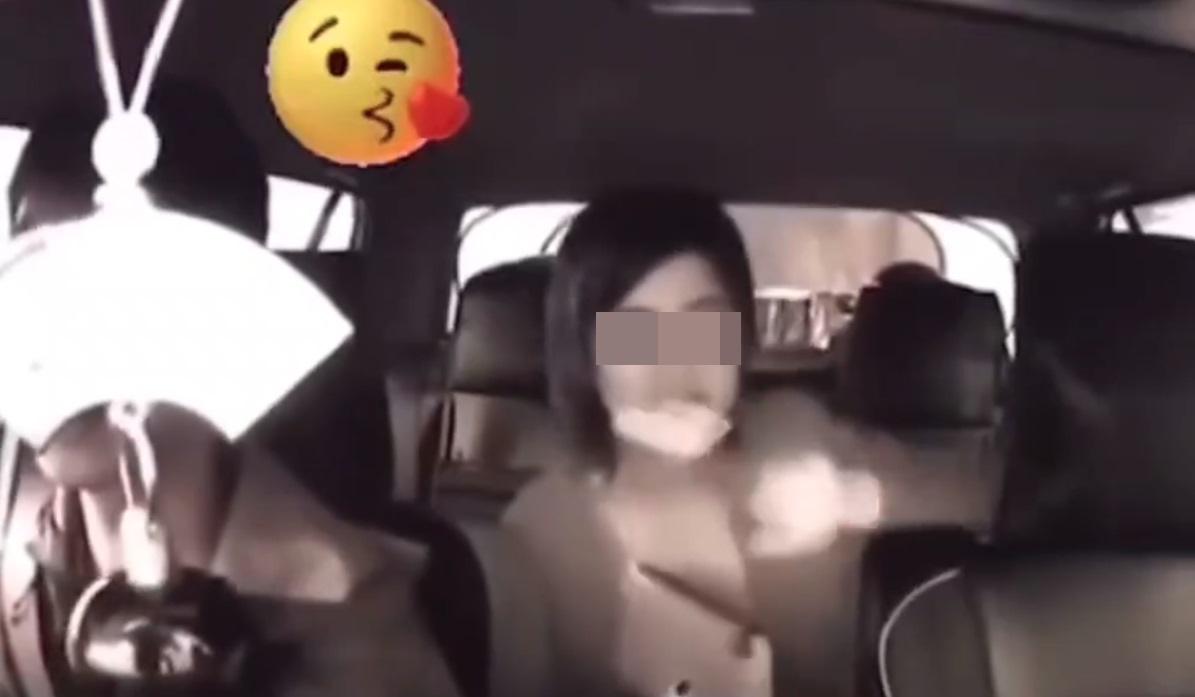 女子用嘴含著紙幣打開。(網片截圖)