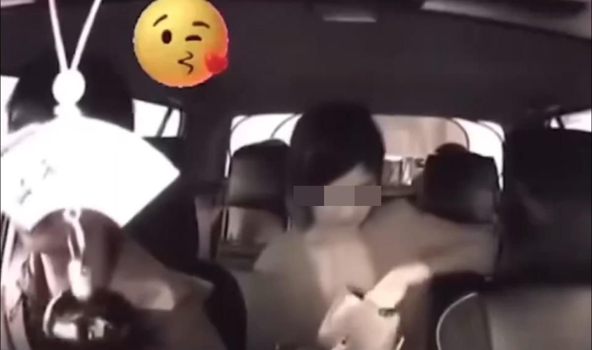 女子拿出500元紙幣。(網片截圖)