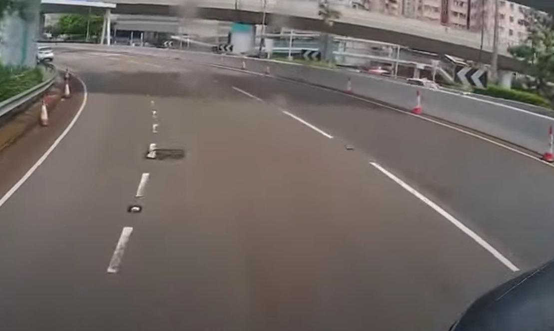 車Cam直擊|私家車切線撞貨車飄移,原地打轉飄移離開。(網片截圖)