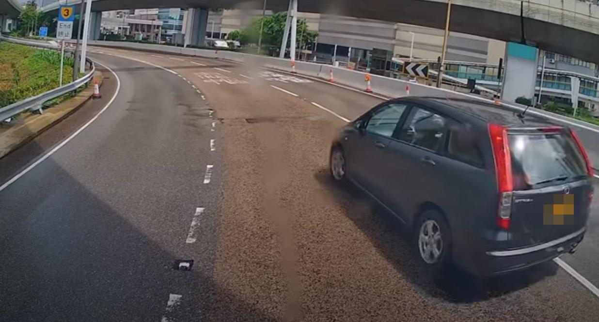 車Cam直擊|私家車切線撞貨車飄移,原地打轉飄移離開。(網片截圖)