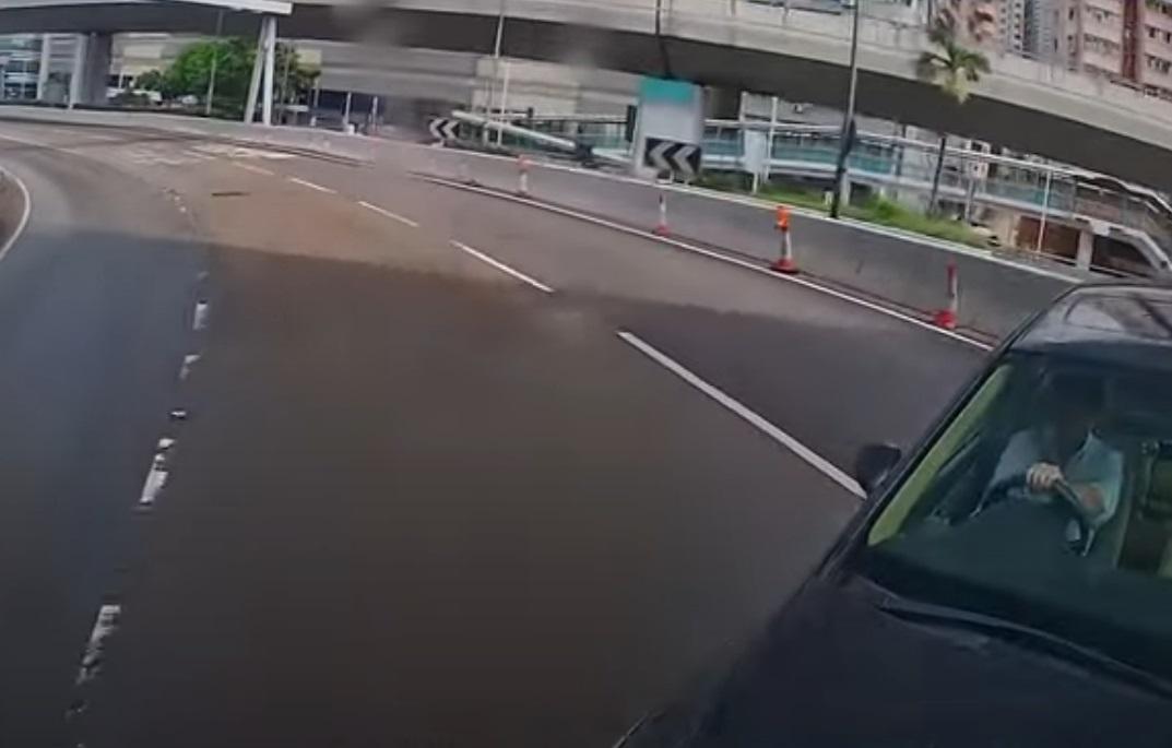 車Cam直擊|私家車切線撞貨車飄移,原地打轉飄移離開。(網片截圖)