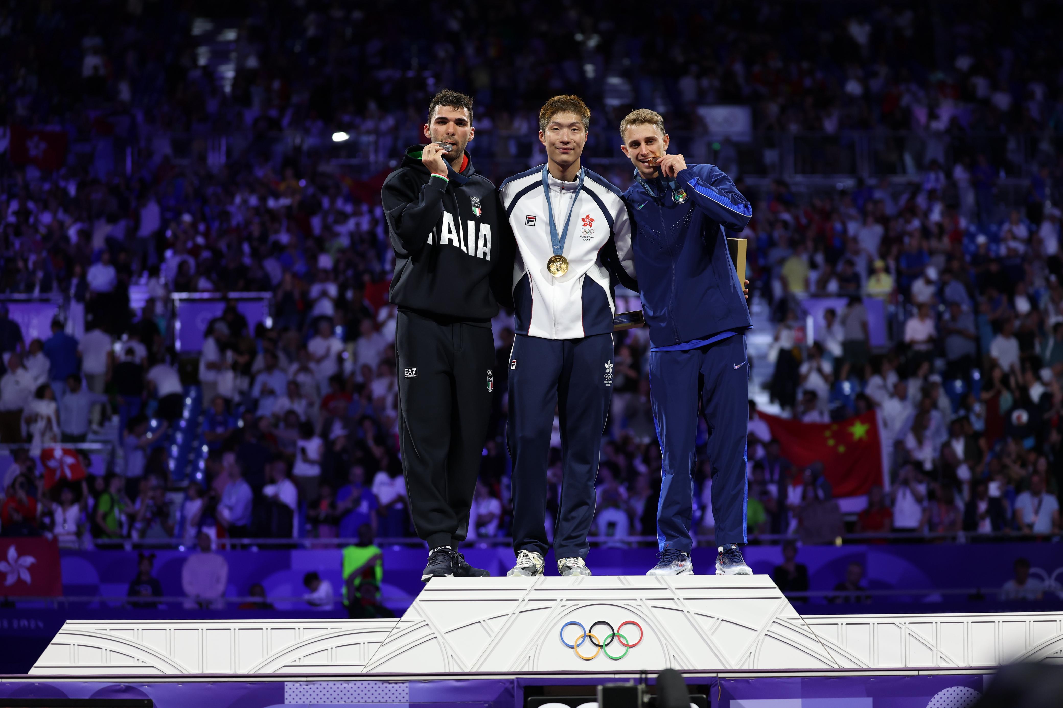 張家朗成功衛冕男子花劍金牌。(相片由港協暨奧委會提供)