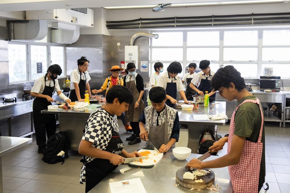 該校還有家政課、戲劇課等特色學科,令學生可以從小發掘到自己的興趣和潛能。