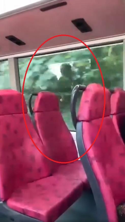 網上熱話|巴士車廂上演活春宮 男女後座激戰被倒影出賣。(網片截圖)