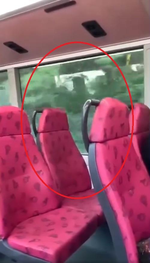 網上熱話|巴士車廂上演活春宮 男女後座激戰被倒影出賣。(網片截圖)