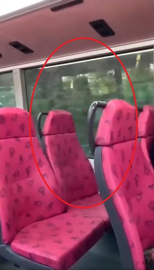 網上熱話|巴士車廂上演活春宮 男女後座激戰被倒影出賣。(網片截圖)