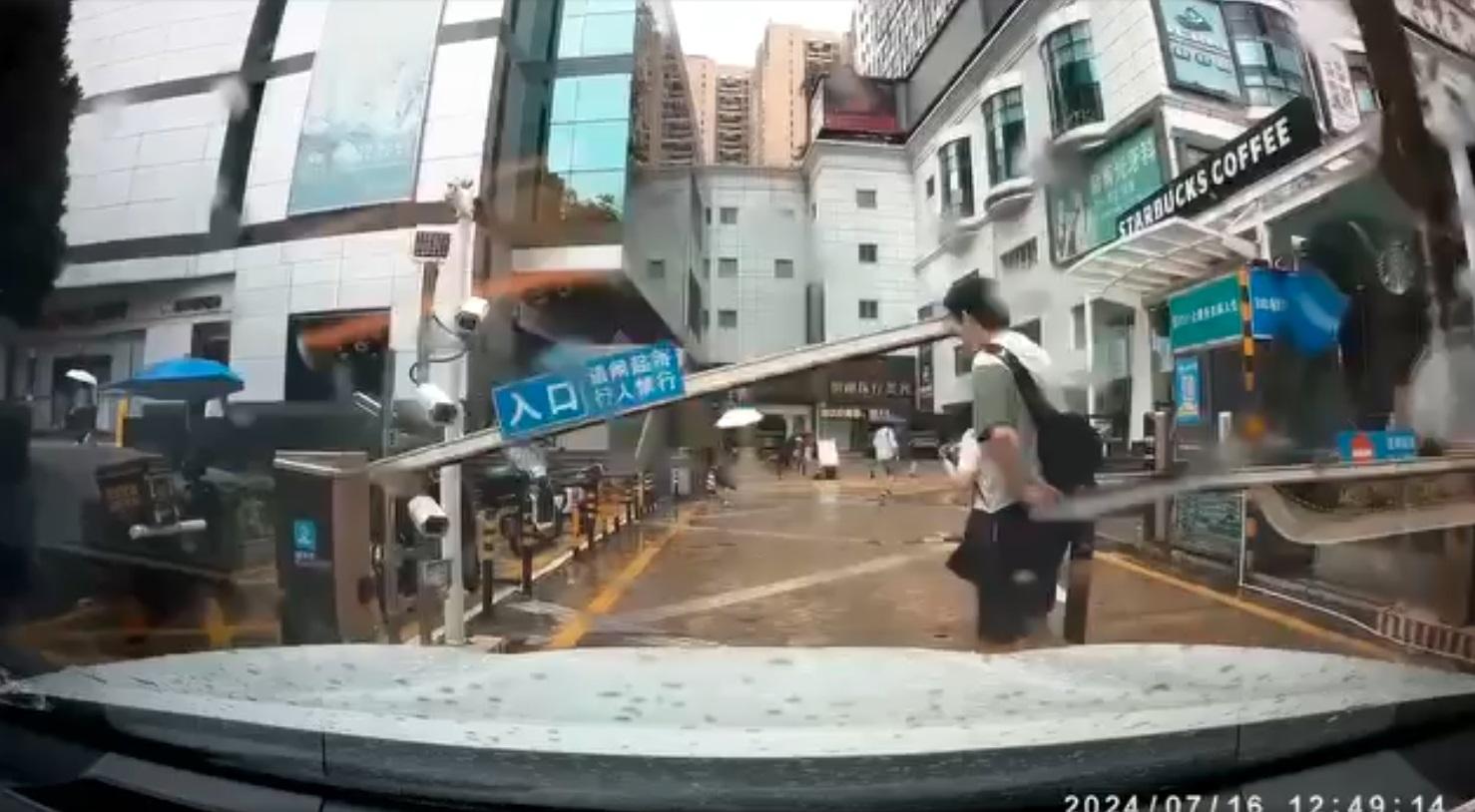 車Cam直擊|深圳男行馬路出閘遭欄杆撞到。(網片截圖)