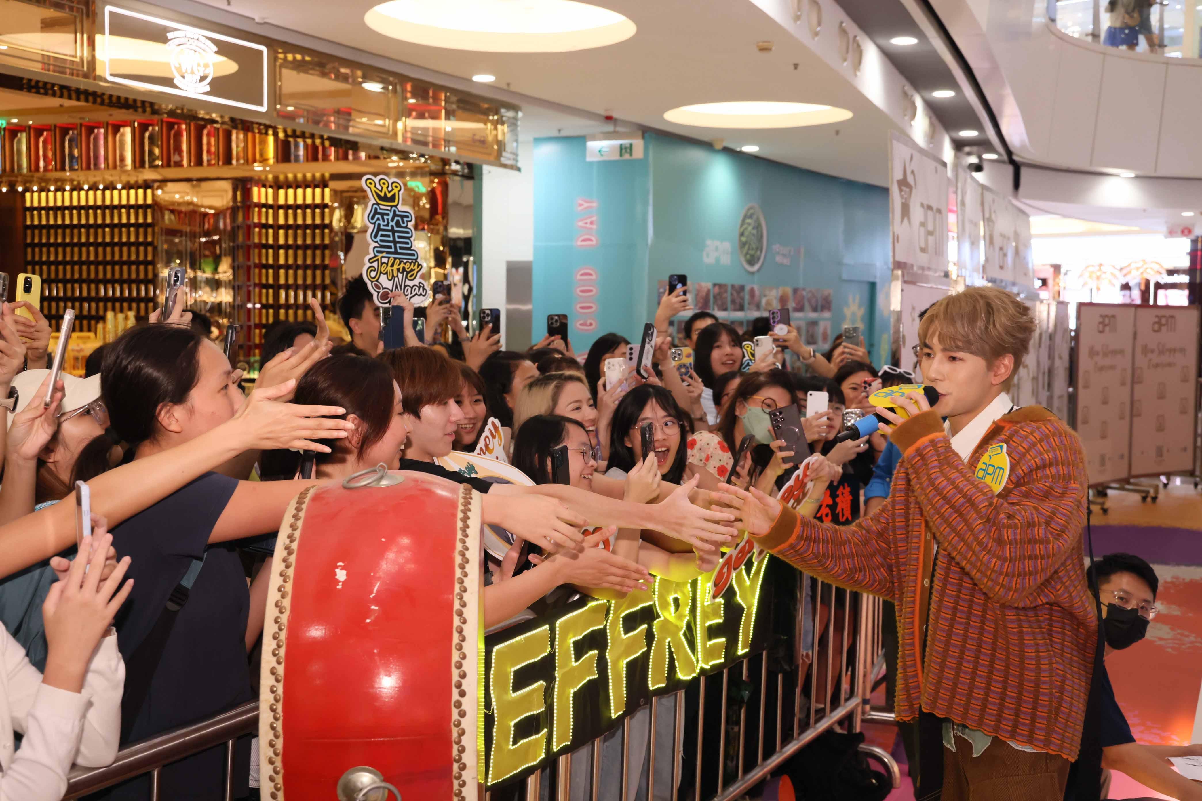 走到觀眾席上與fans握手。