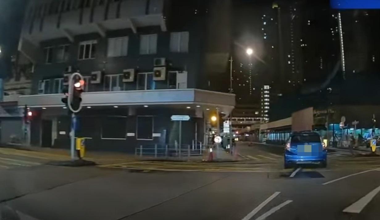 車Cam直擊|神秘男子晚間半蹲在馬路上。(網片截圖)