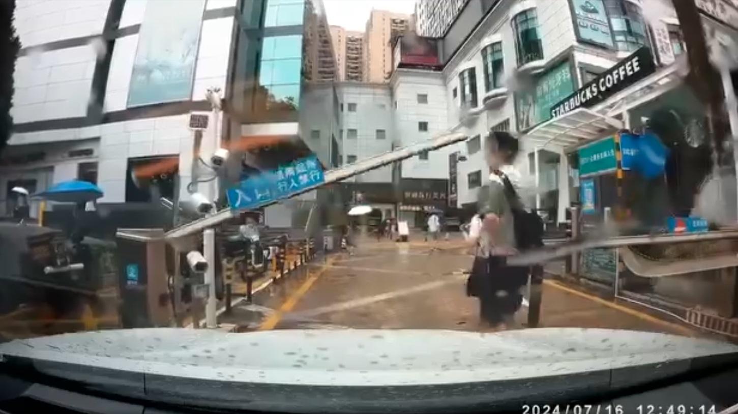 車Cam直擊|深圳男行馬路出閘遭欄杆撞到。(網片截圖)