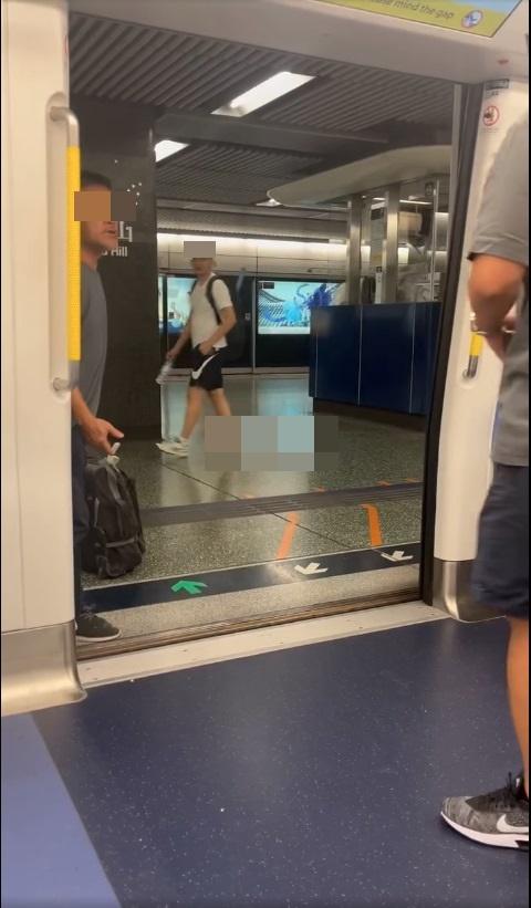 網上熱話|港鐵內地漢疑手推車撞人 遭四眼男以唾液洗面 (有片)