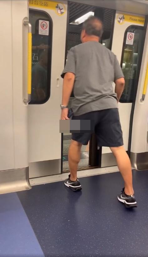 網上熱話|港鐵內地漢疑手推車撞人 遭四眼男以唾液洗面 (有片)