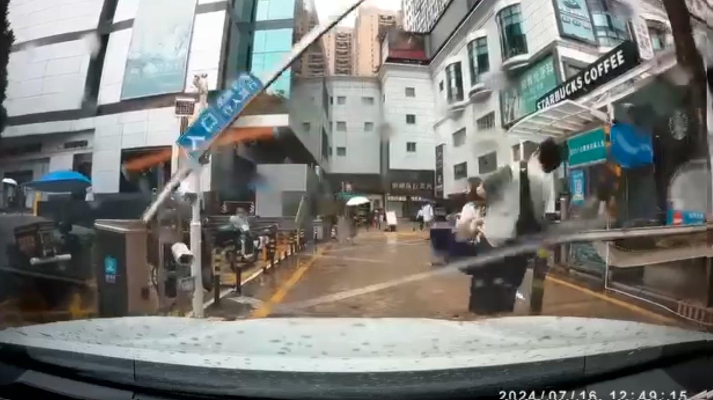 車Cam直擊|深圳男行馬路出閘遭欄杆撞到。(網片截圖)