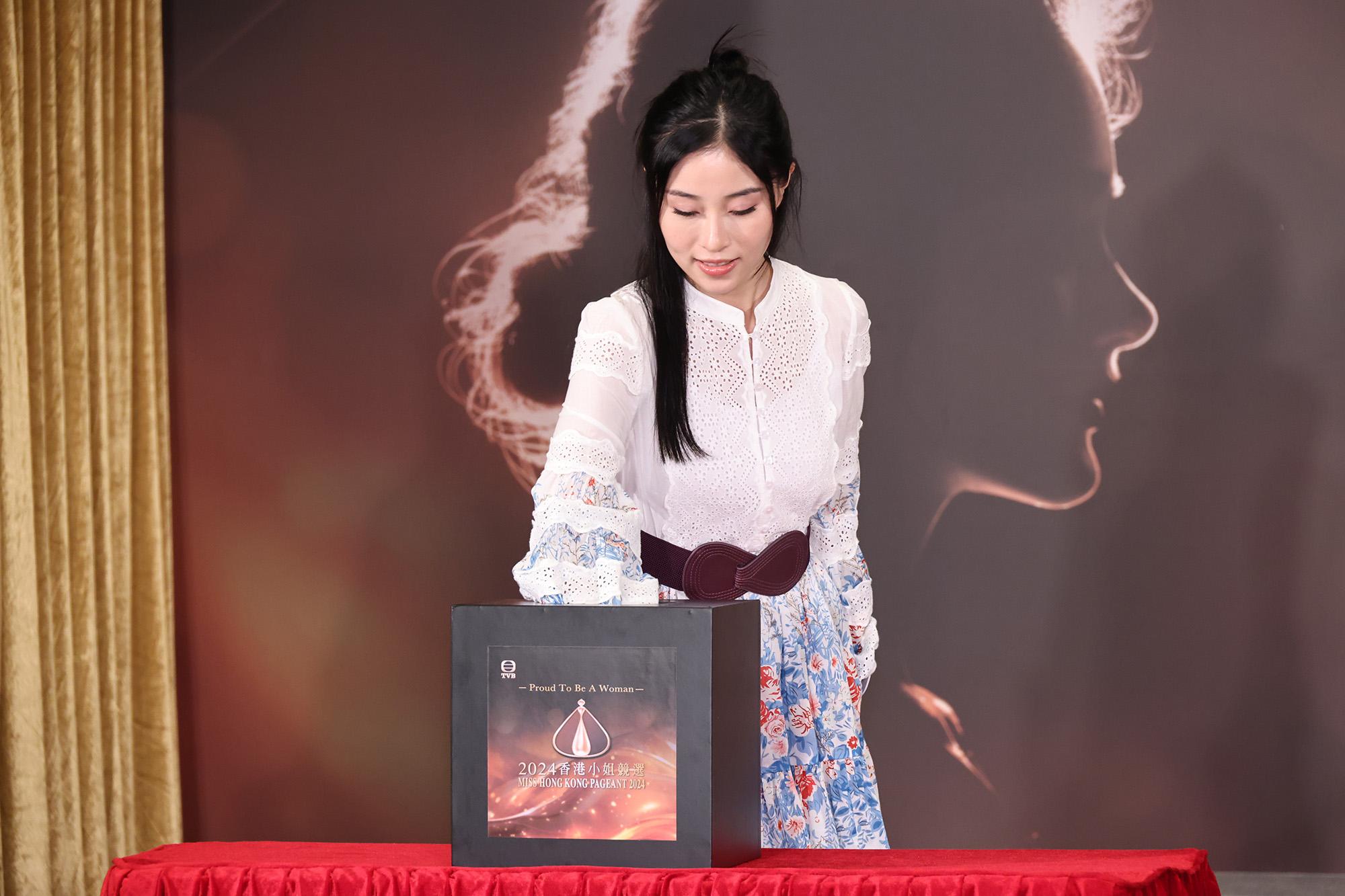 2號倪樂琳,來自香港,身高有167.5 cm,學歷是城大畢業。