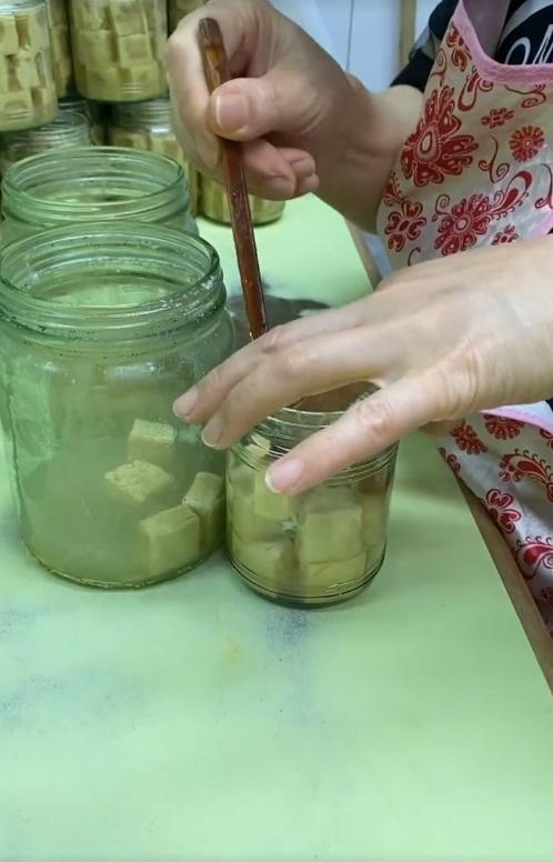 廖孖記腐乳結業|小紅書流傳疑現場加工影片 女工無戴手套指甲插腐乳。(網片截圖)