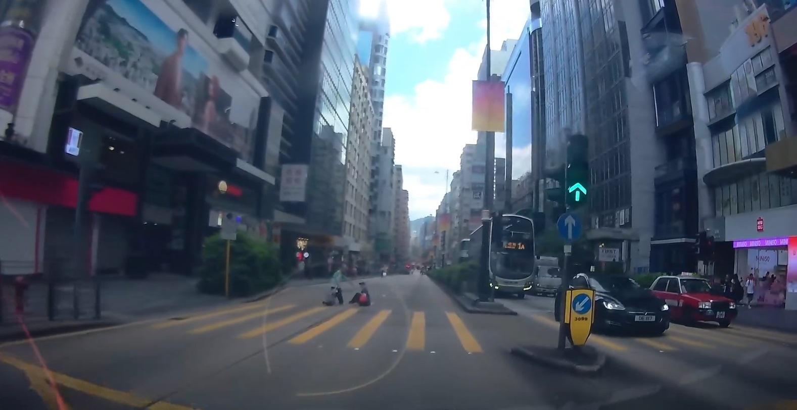 車Cam直擊|婆婆過馬路不慎跌倒。(網片截圖)