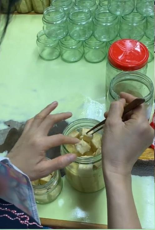廖孖記腐乳結業|小紅書流傳疑現場加工影片 女工無戴手套指甲插腐乳。(網片截圖)
