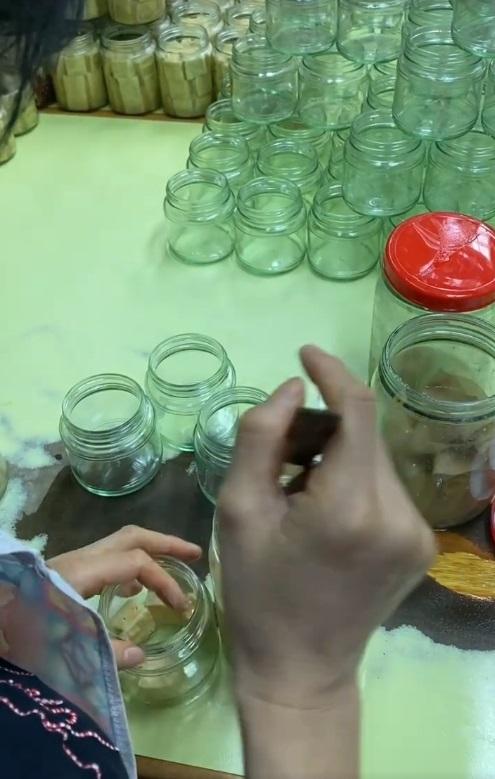 廖孖記腐乳結業|小紅書流傳疑現場加工影片 女工無戴手套指甲插腐乳。(網片截圖)