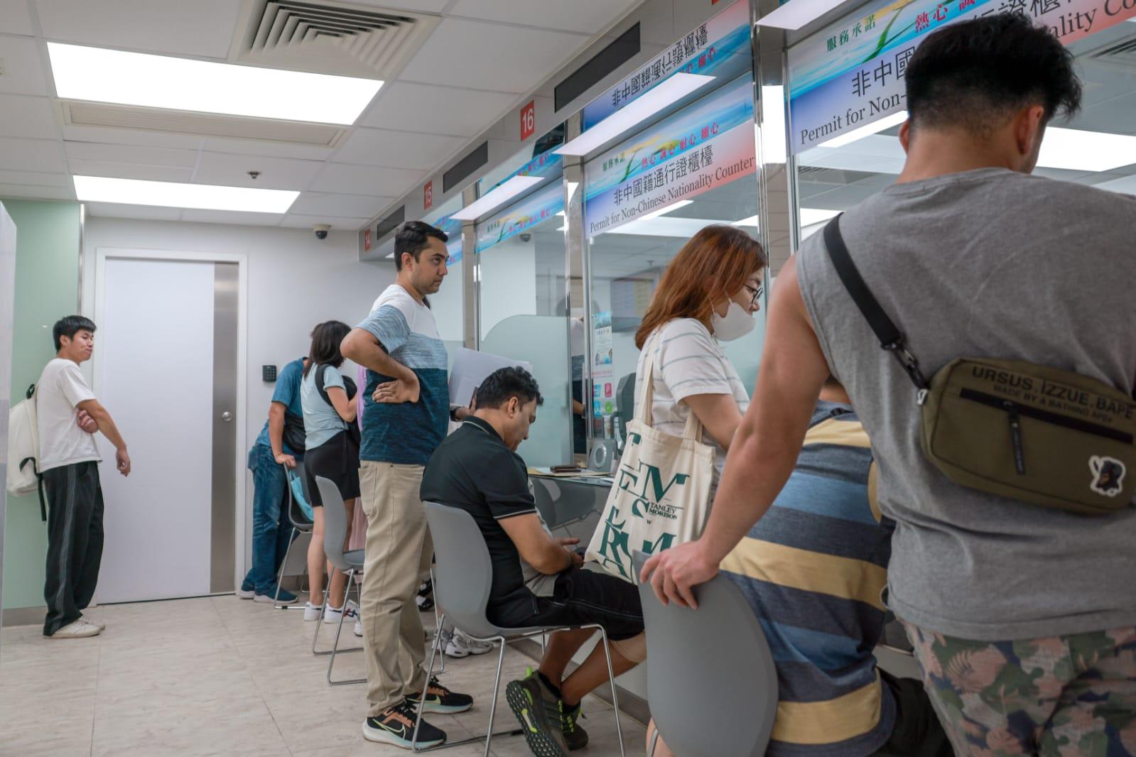 九龍灣中旅社設兩個櫃枱處理申請,現場有不少人前來辦理簽證。