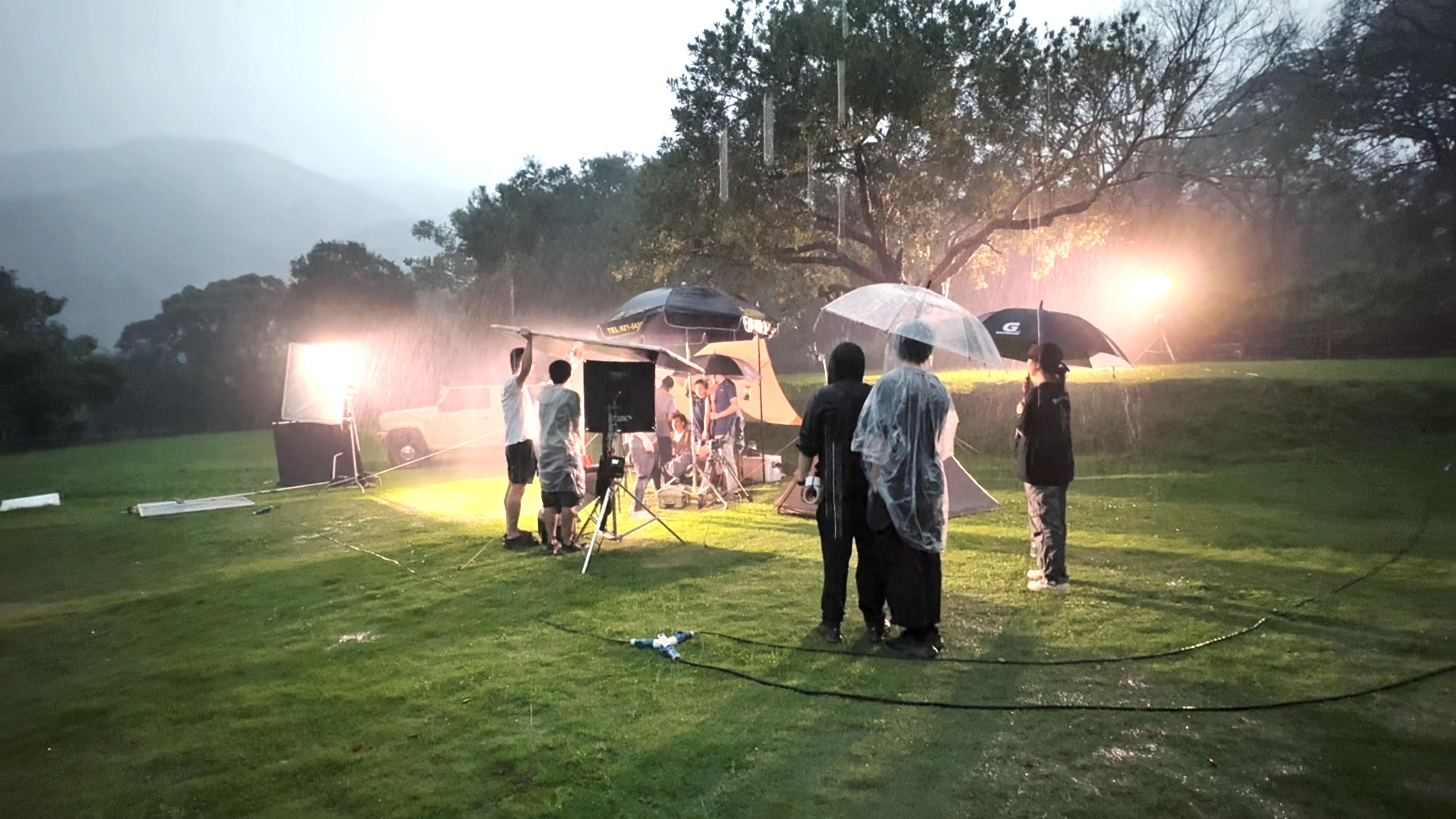 拍攝當日遇上三度黃雨的極端天氣,狂風暴雨下拍攝腰斬。