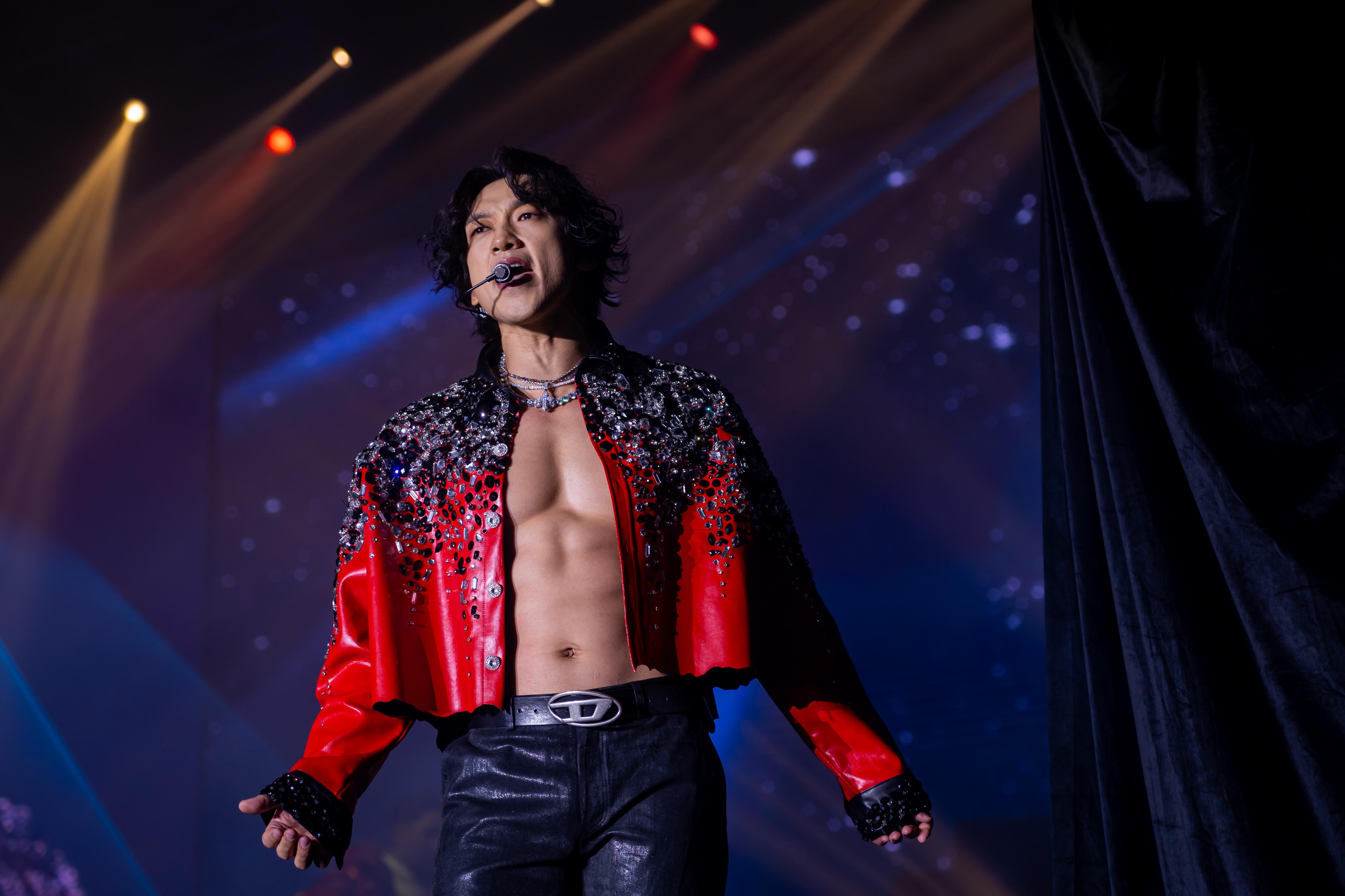 42歲的Rain鄭智薰狀態fit爆,在巡唱香港站肌肉「大放題」。