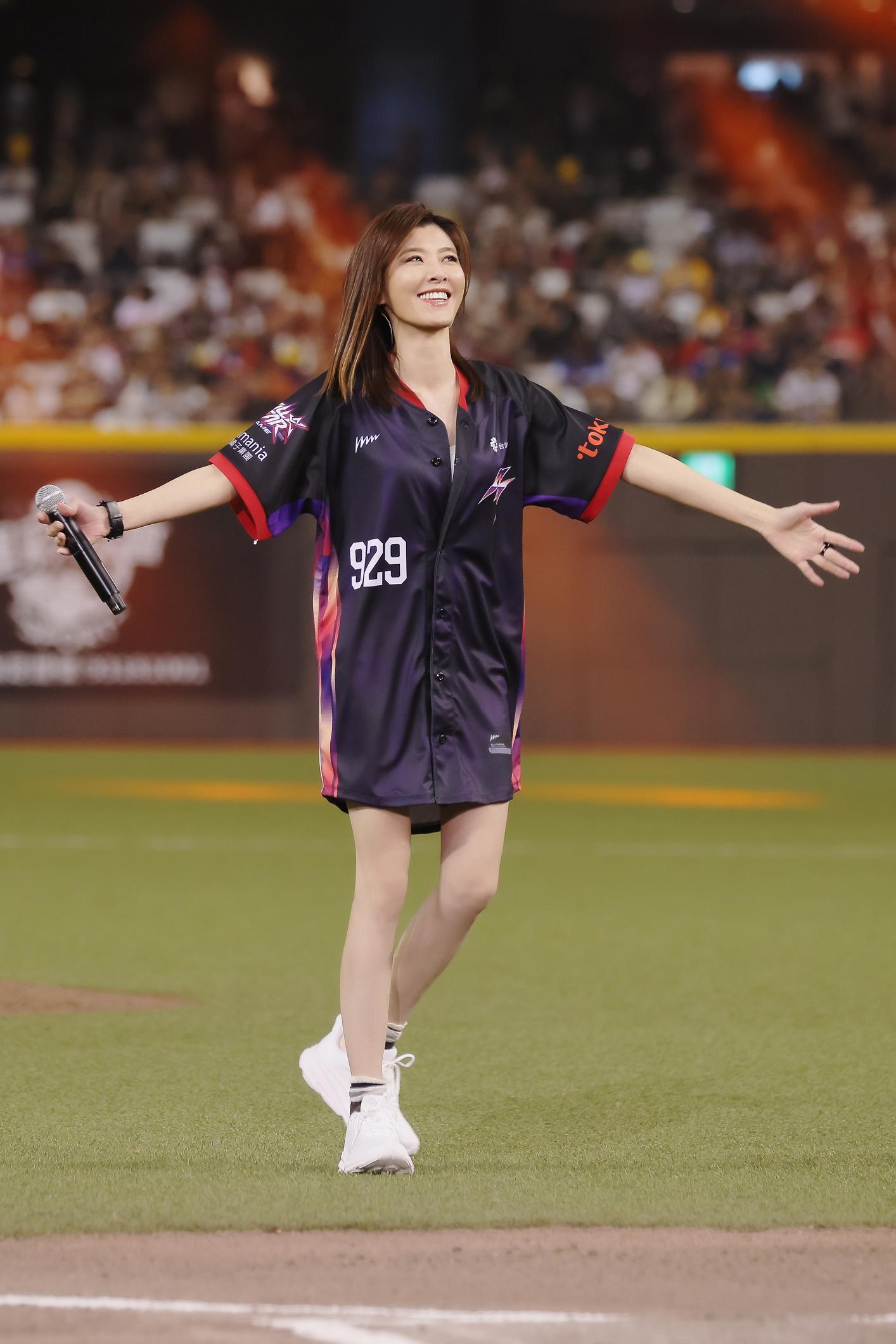 蘇慧倫為球賽擔任表演嘉賓。