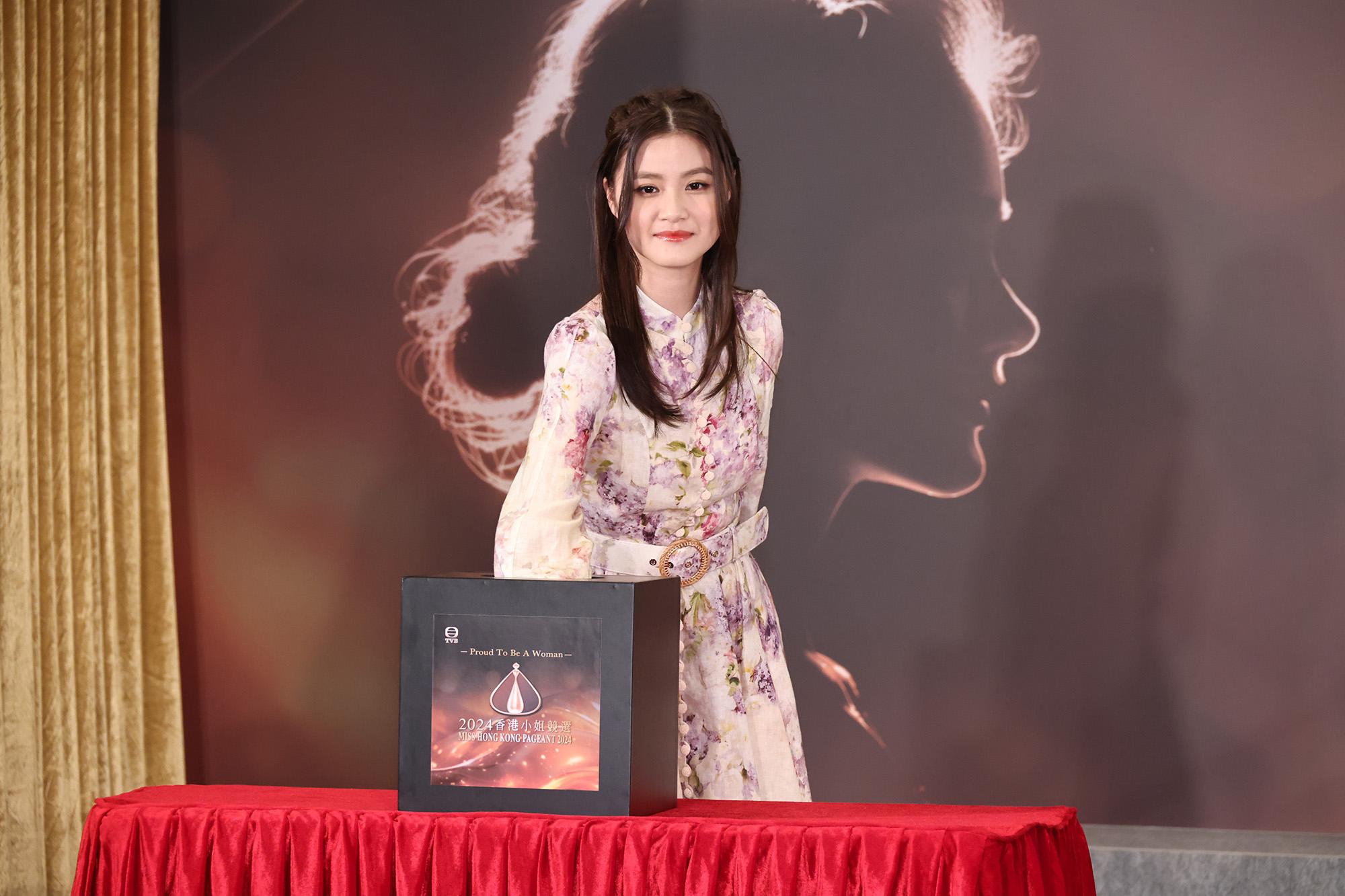 3號王汛文,來自香港,身高有166.5 cm,學歷是加拿大大學畢業。