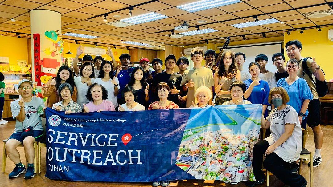 學校會跟不同的教會合作,讓所有中二學生參與為期一個星期的校外退修營,探訪本地的老人院,或到幼稚園或小學義教,讓學生身體力行去體驗以愛守望,關懷他人的精神。