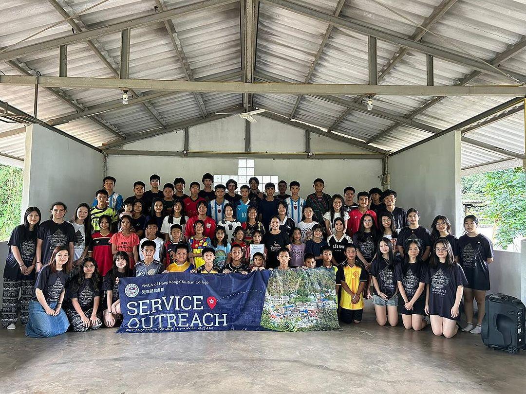 學校會跟不同的教會合作,讓所有中二學生參與為期一個星期的校外退修營,探訪本地的老人院,或到幼稚園或小學義教,讓學生身體力行去體驗以愛守望,關懷他人的精神。