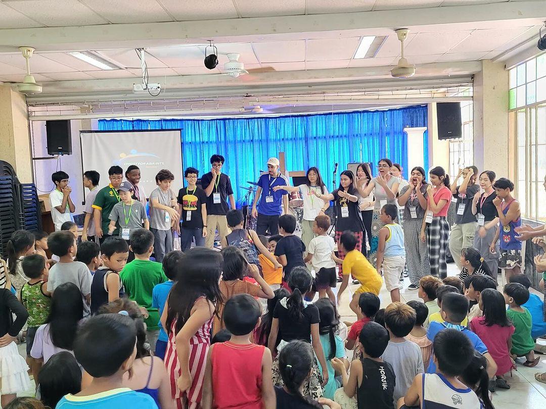 學校會跟不同的教會合作,讓所有中二學生參與為期一個星期的校外退修營,探訪本地的老人院,或到幼稚園或小學義教,讓學生身體力行去體驗以愛守望,關懷他人的精神。