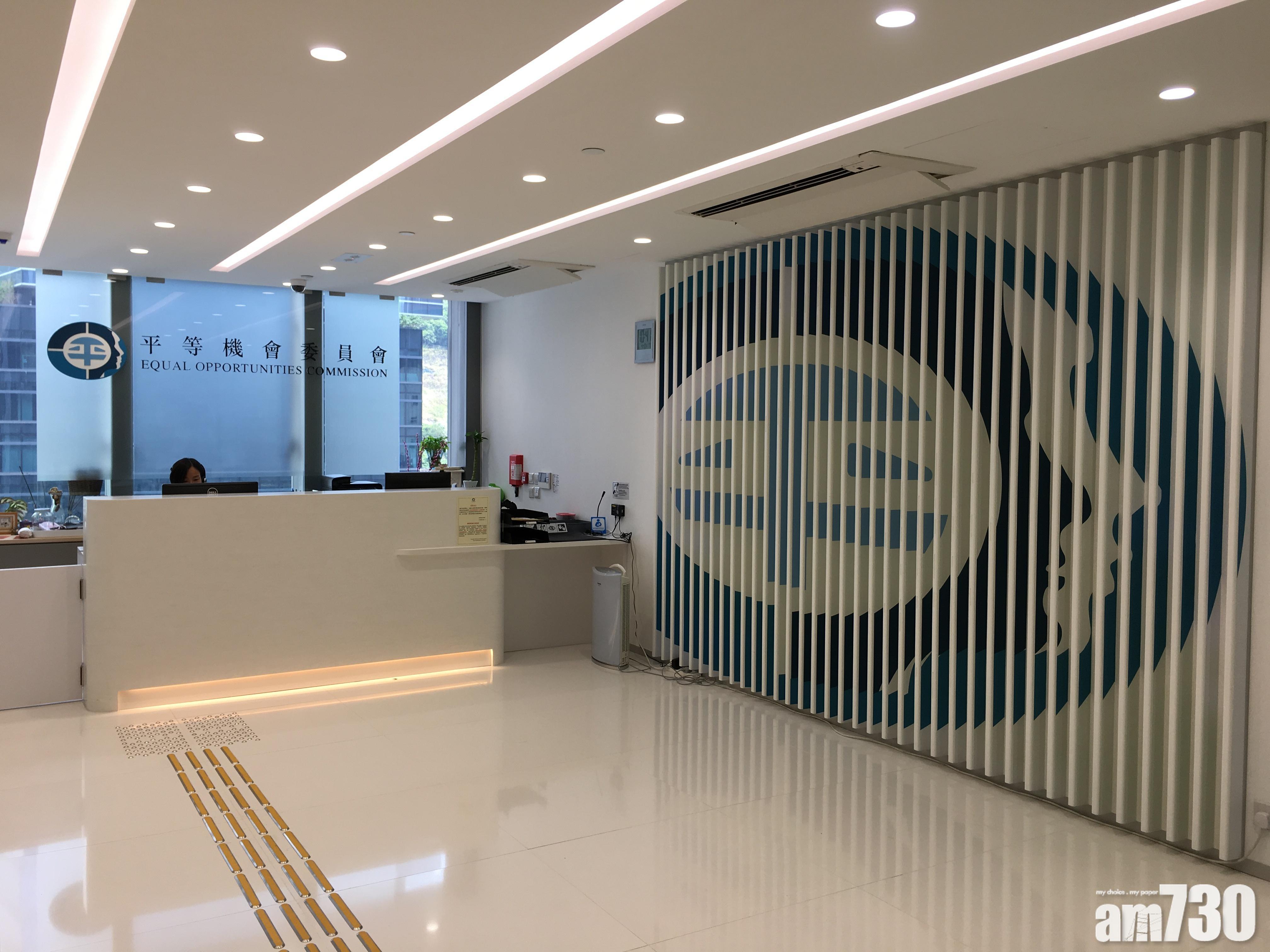 平機會於海報中加入字句「這遊戲有可能是性騷擾」,是希望帶出信息即使是簡單不過的遊戲,當中一旦牽涉性的元素,便有可能構成對他人冒犯、侮辱或威嚇的不受歡迎的行為。(資料圖片)