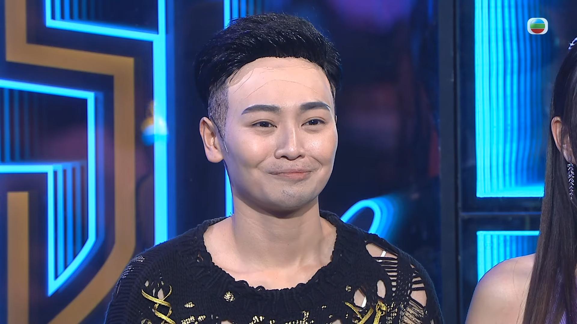 關嘉敏呢個表演嘅成功,梳化部嘅同事應記一功。