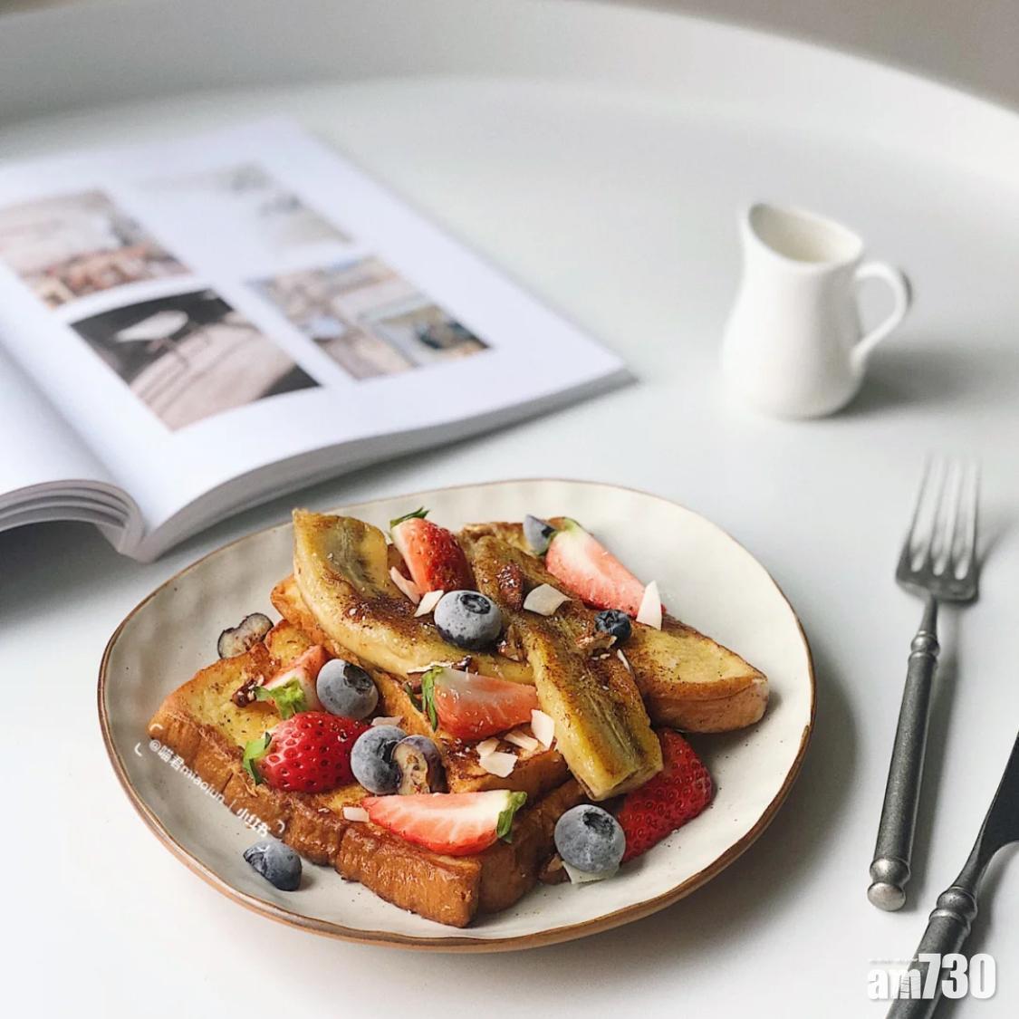 早餐食譜|法式多士最基本的配搭便是香蕉和雜莓。