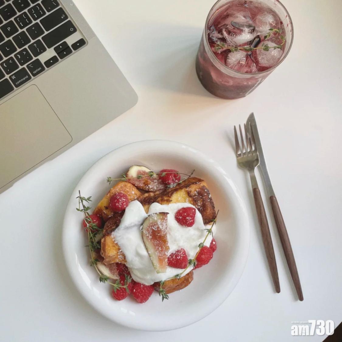 早餐食譜|法式多士用希臘乳酪取代忌廉的話,糖分和卡路里都較低。