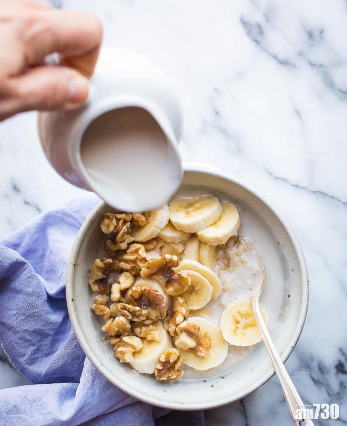 加入牛奶浸泡後,可以配上水果和果仁一起食用。