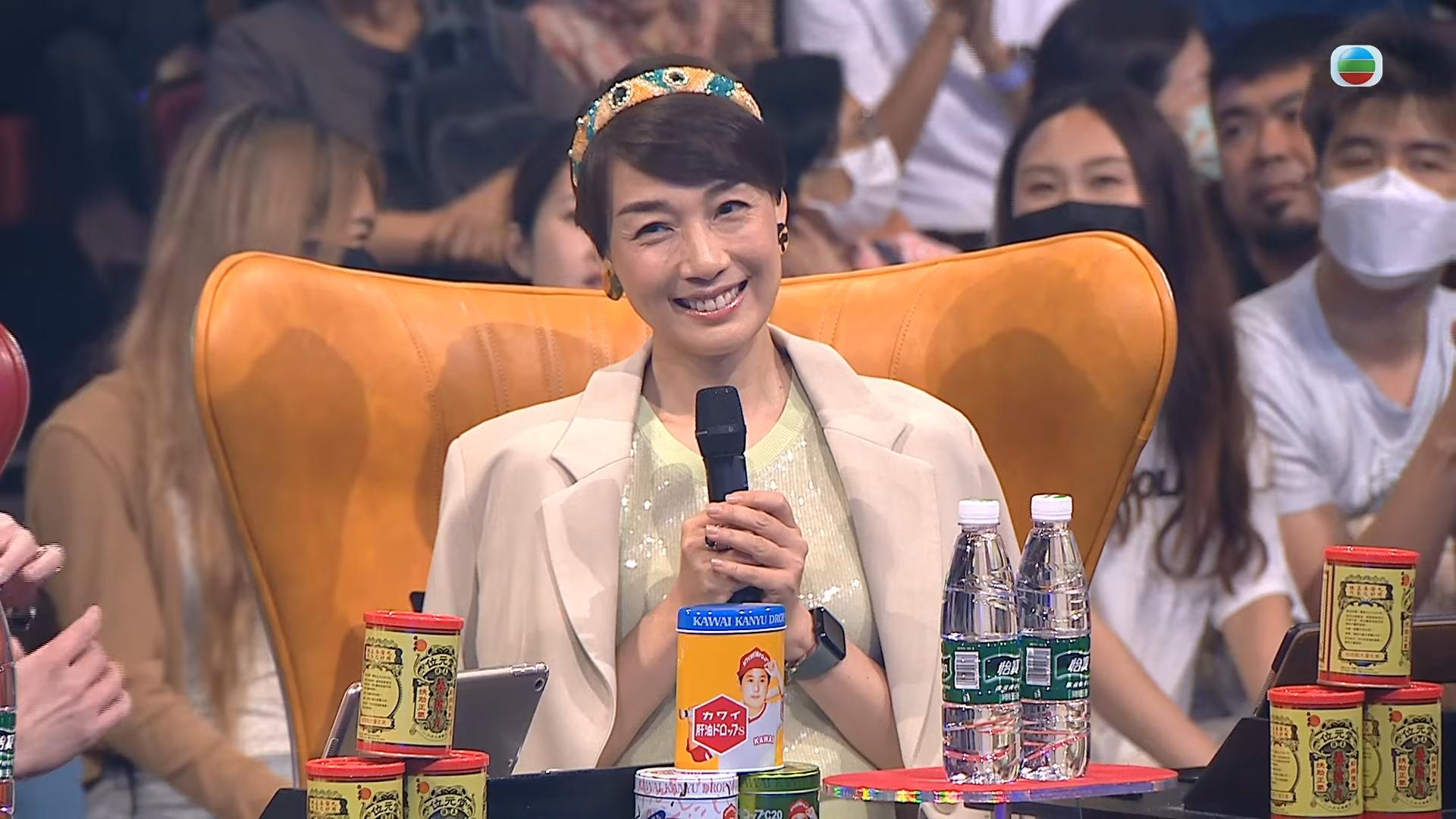 江美儀特登借咗個拉姑髮箍配合番關嘉敏,好有Heart。