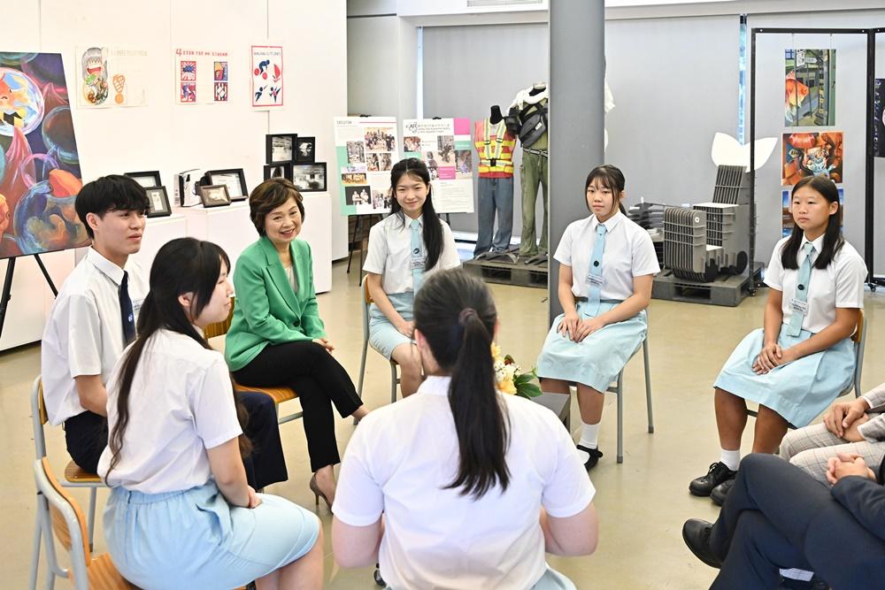 DSE放榜2024|蔡若蓮今到訪賽馬會體藝中學,勉勵應屆文憑試考生。(政府新聞處圖)