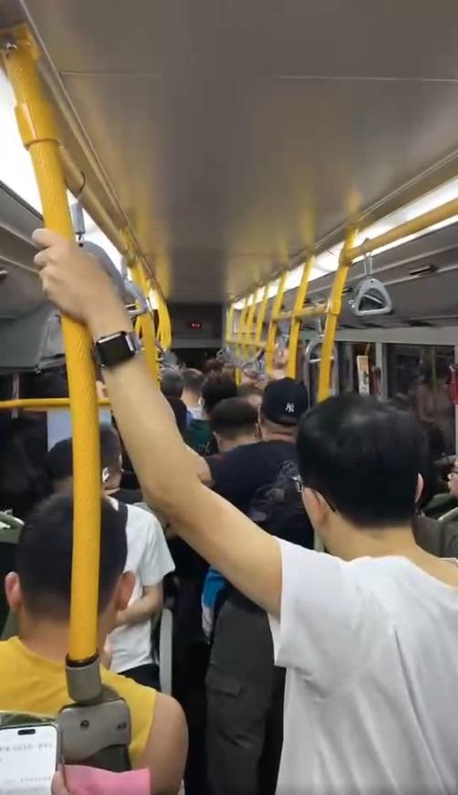 網上熱話|疑挑釁起爭執 後生男與大叔巴士MMA互毆。(網片截圖)