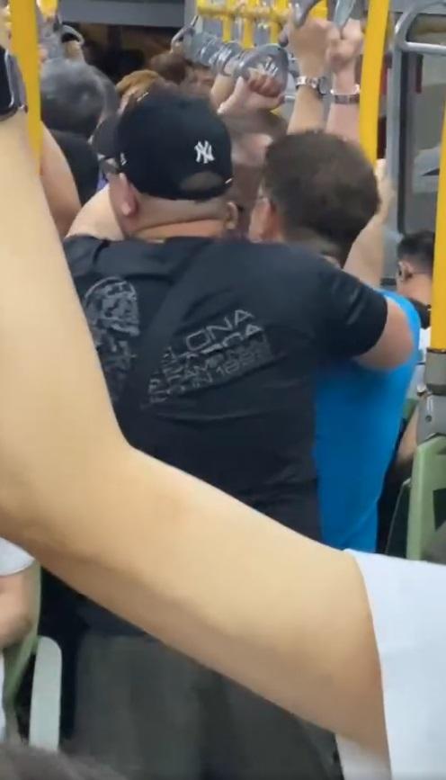 網上熱話|疑挑釁起爭執 後生男與大叔巴士MMA互毆。(網片截圖)