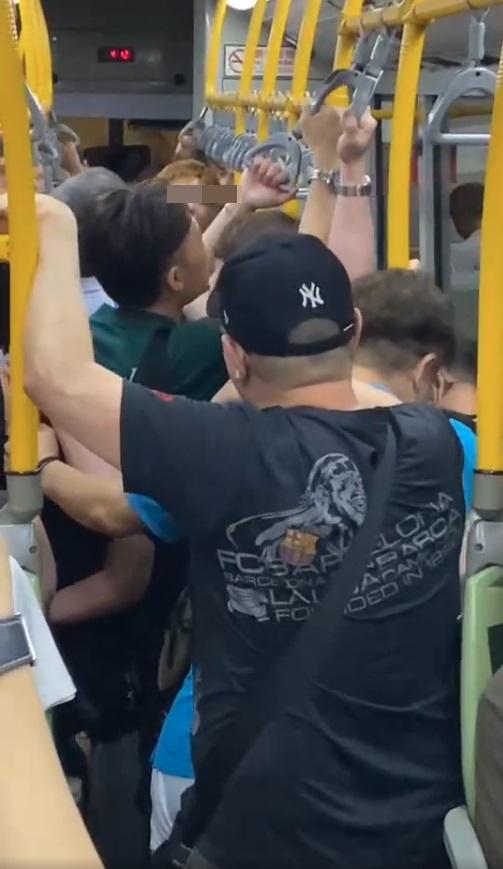 網上熱話|疑挑釁起爭執 後生男與大叔巴士MMA互毆。(網片截圖)