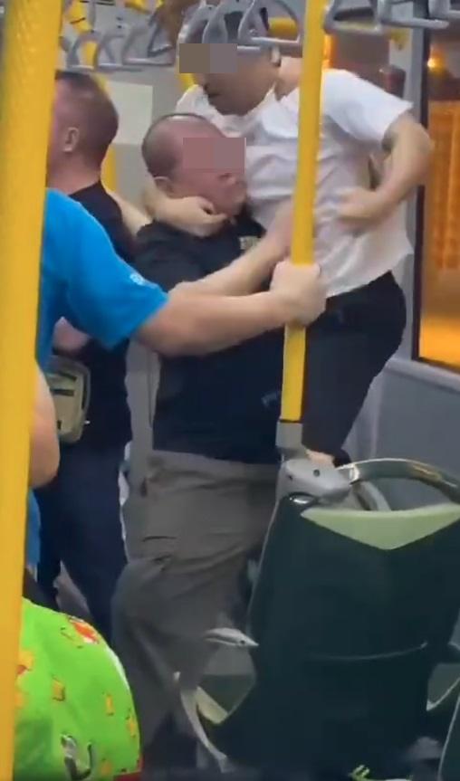 網上熱話|疑挑釁起爭執 後生男與大叔巴士MMA互毆。(網片截圖)