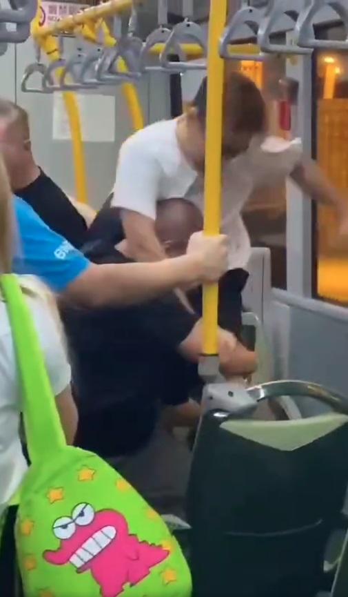 網上熱話|疑挑釁起爭執 後生男與大叔巴士MMA互毆。(網片截圖)